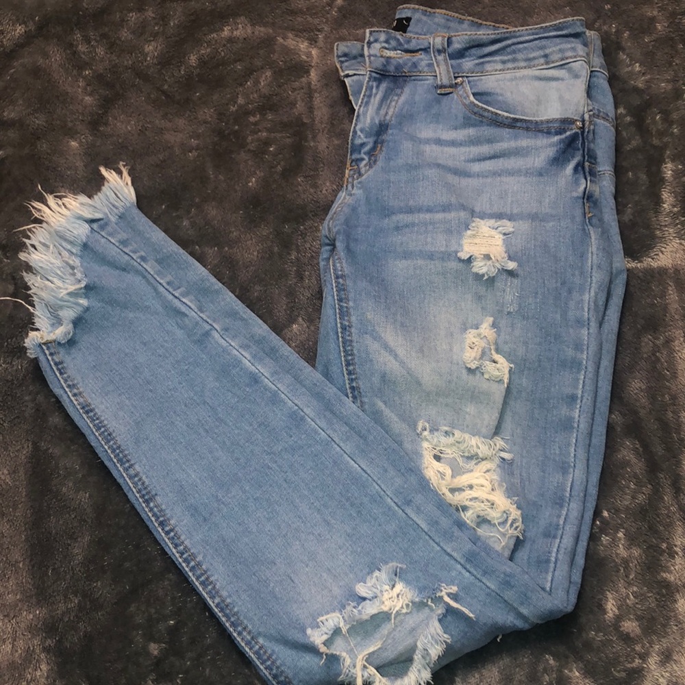 Forever 21 Frayed Jeans cute jeans but they don’t fit me